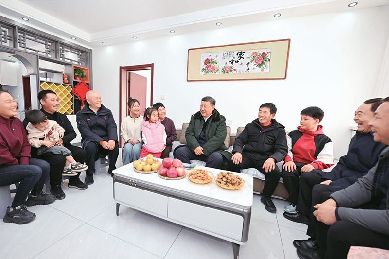 2025年1月22日至24日,中共中央总书记、国家主席、中央军委主席习近平冒着严寒来到辽宁,看望慰问基层干部群众。这是22日下午,习近平在葫芦岛市绥中县明水满族乡祝家沟村考察时,同村民王宝维一家围坐一起拉家常。 新华社记者 谢环驰/摄